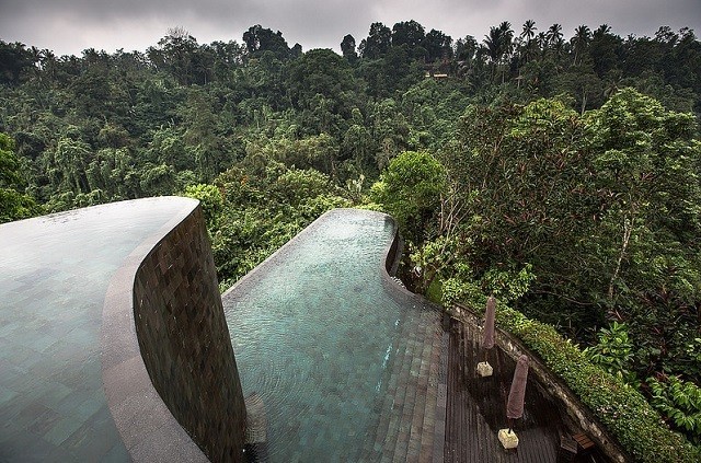 Piscina do Hotel Hanging Gardens na ilha de Bali 